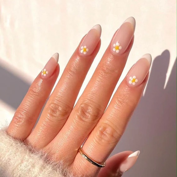 Classic Daisy Nails