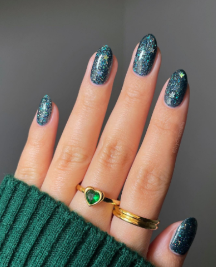 Holographic & Glazed Nails – The Future of Nails