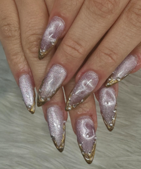 Elegant Pearls & Chrome Nails – Annabel Maginnis